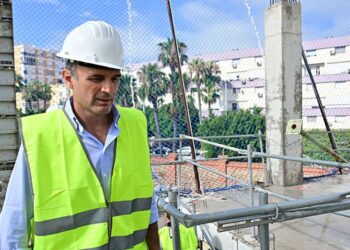 El alcalde supervisando una obra de Procasa / FOTO: Eulogio García
