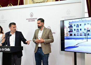 El alcalde muestra el adecentamiento de las pistas pistas deportivas Cándido Andrés / FOTO: Eulogio García