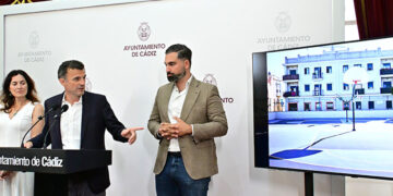 El alcalde muestra el adecentamiento de las pistas pistas deportivas Cándido Andrés / FOTO: Eulogio García