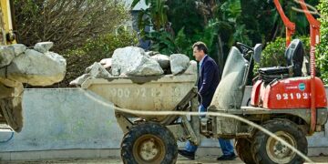 El alcalde visitando meses atrás obras en Telegrafía sin Hilos / FOTO: Eulogio García