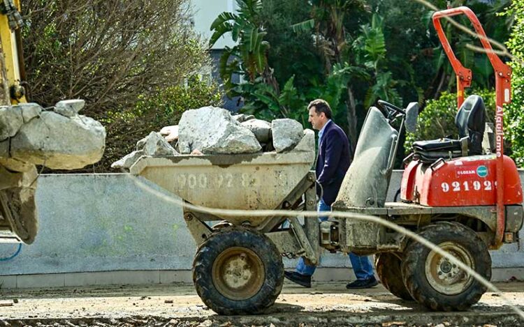 El alcalde visitando meses atrás obras en Telegrafía sin Hilos / FOTO: Eulogio García
