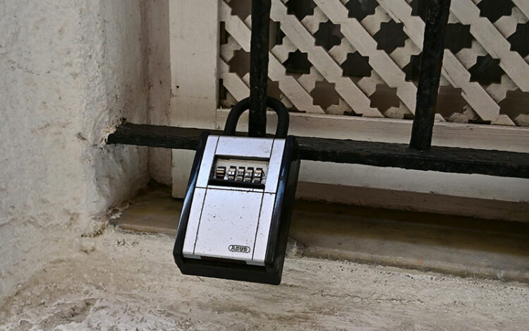 Candado de piso turístico en una fincha del centro de Cádiz / FOTO: Eulogio García