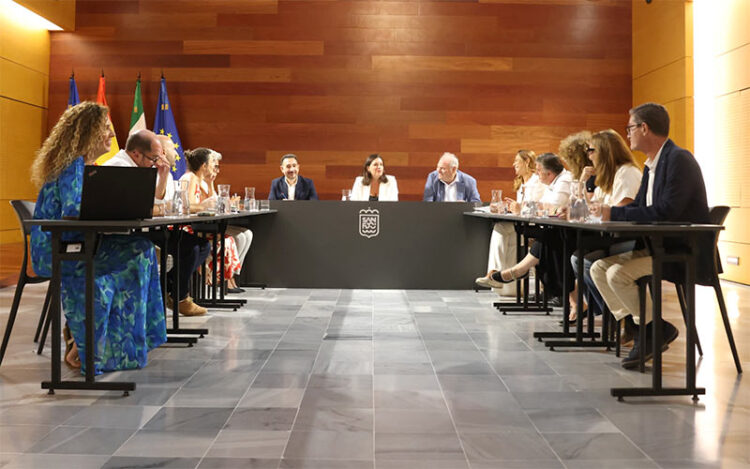 Un momento de la reunión de trabajo, bien escenificada / FOTO: Ayto.