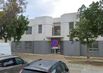 A la entrada del centro Eugenio Pérez Gener