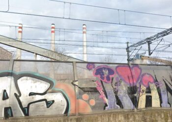 La antigua fábrica de botellas tras la vía del tren