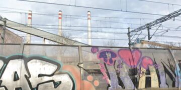 La antigua fábrica de botellas tras la vía del tren