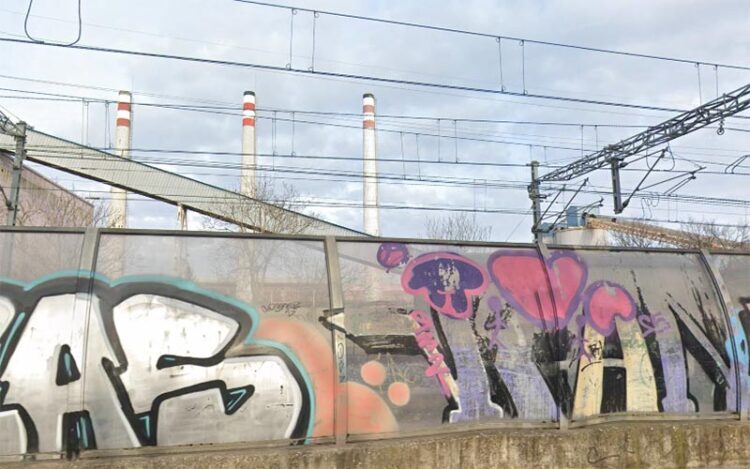 La antigua fábrica de botellas tras la vía del tren