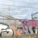 La antigua fábrica de botellas tras la vía del tren