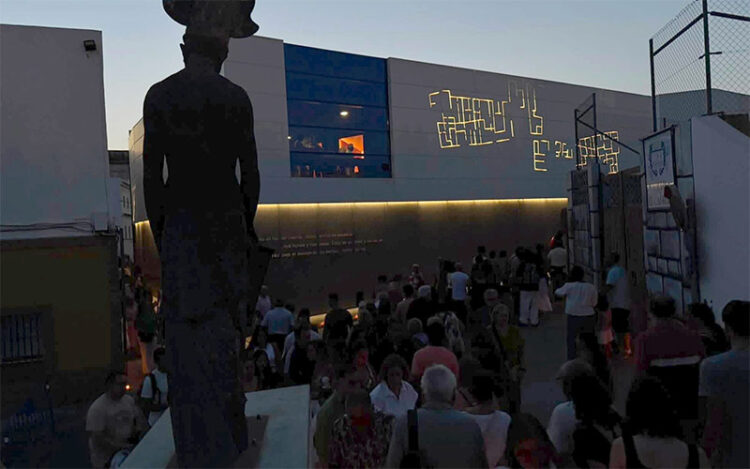 Colas en una jornada de verano para visitar el museo Nueva Gadeira / FOTO: Ayto.
