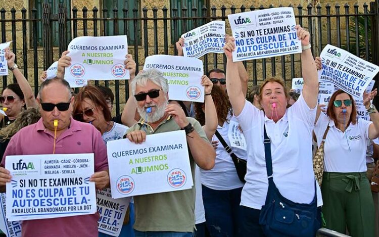 Protesta de las autoescuelas, el pasado julio ante la Subdelegación / FOTO: Eulogio García