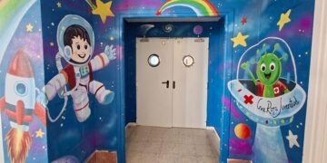 Colorida nueva entrada a las consultas de Pediatría / FOTO: Junta