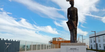 Una de las esculturas de Melkart en el Cerro del Castillo / FOTO: DBC
