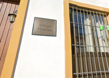 Detalle de la fachada del albergue en el barrio de Santiago