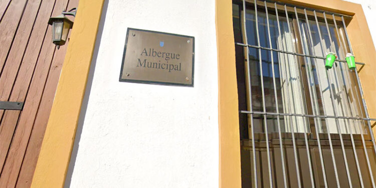 Detalle de la fachada del albergue en el barrio de Santiago