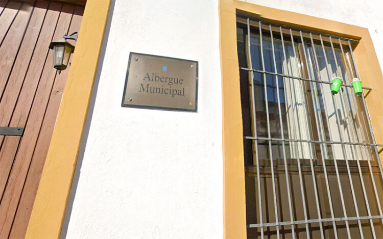 Detalle de la fachada del albergue en el barrio de Santiago