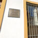 Detalle de la fachada del albergue en el barrio de Santiago