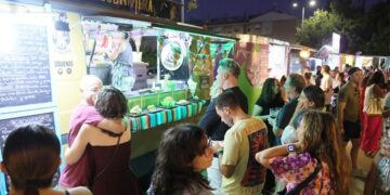 Ambiente entre foodtrucks en una pasada edición / FOTO: Ayto.