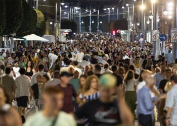 El tramo central de la calle Real abarrotada en la Noche Blanca de 2025 / FOTO: Ayto.