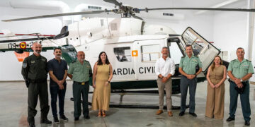 Posado con el helicóptero recepcionado en el museo / FOTO: Ayto.