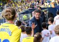 Idiakez saludando a chavales en la previa de un pasado partido en casa / FOTO: Eulogio García