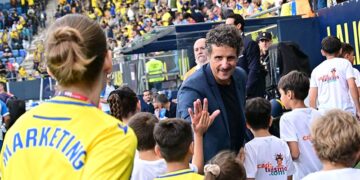 Idiakez saludando a chavales en la previa de un pasado partido en casa / FOTO: Eulogio García