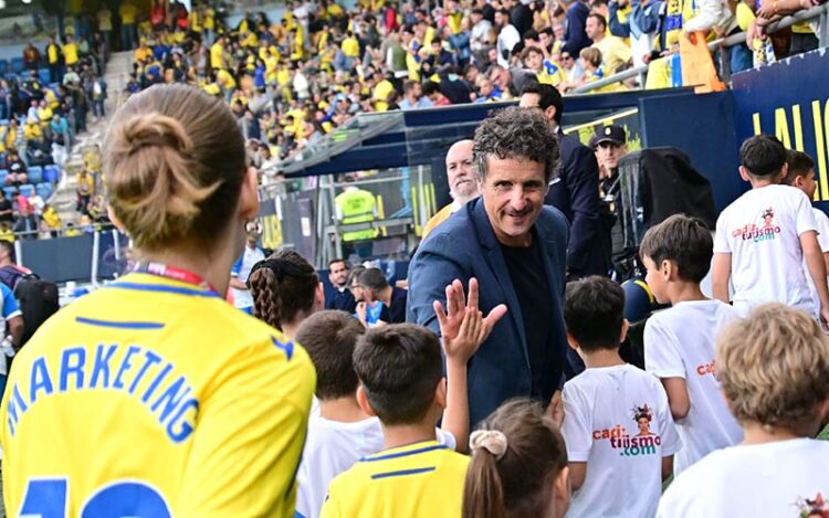 Idiakez saludando a chavales en la previa de un pasado partido en casa / FOTO: Eulogio García