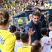 Idiakez saludando a chavales en la previa de un pasado partido en casa / FOTO: Eulogio García