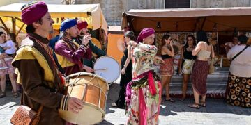 Pasacalle en la inauguración del mercadillo / FOTO: Eulogio García