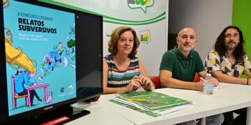 Presentando las bases del concurso en la sede de IU / FOTO: Eulogio García