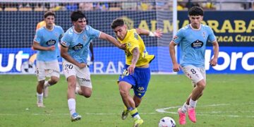 Superando a los gallegos en el centro del campo / FOTO: Eulogio García