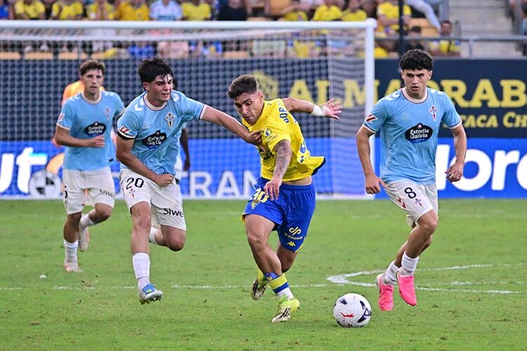 Superando a los gallegos en el centro del campo / FOTO: Eulogio García