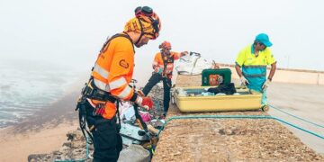 Operarios contratados por el Ayuntamiento retirando el vertedero de La Caleta / FOTO: Ayto.
