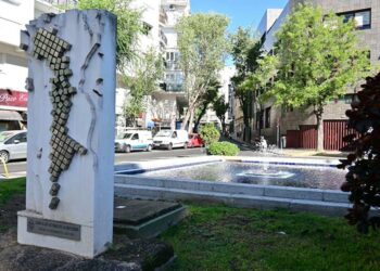 Detalle del monumento que recuerda a las víctimas / FOTO: Eulogio García