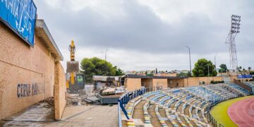 Los primeros derribos en el estadio de Bahía Sur / FOTO: Ayto.