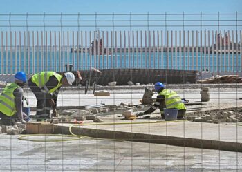 Operarios recolocando el nuevo adoquinado / FOTO: Eulogio García