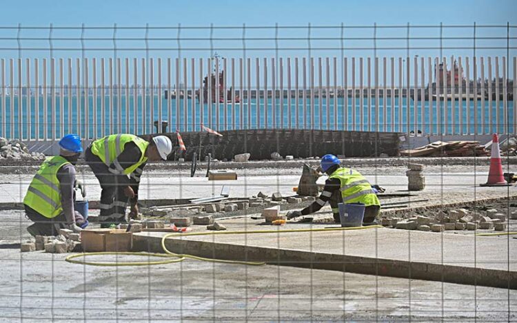 Operarios recolocando el nuevo adoquinado / FOTO: Eulogio García