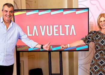 El director de La Vuelta junto a la alcaldesa jerezana / FOTO: Ayto.