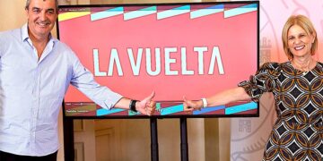 El director de La Vuelta junto a la alcaldesa jerezana / FOTO: Ayto.