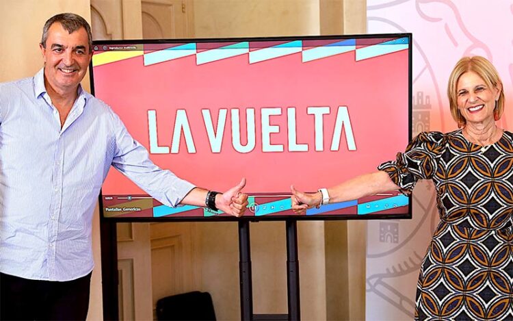 El director de La Vuelta junto a la alcaldesa jerezana / FOTO: Ayto.