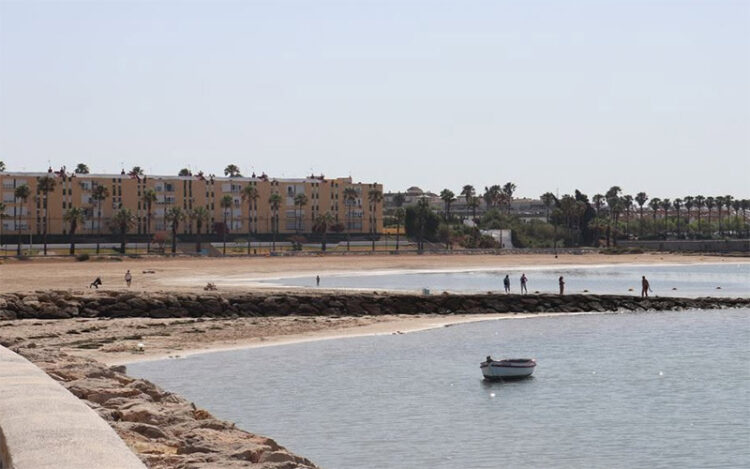 Tranquilidad en la playa La Cachucha de Puerto Real / FOTO: Ayto.