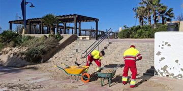 Operarios adecentando los accesos a La Barrosa el pasado febrero / FOTO: Ayto.