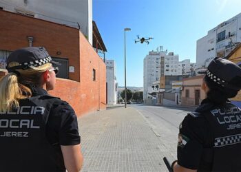 Agentes operando uno de los drones / FOTO: Ayto.