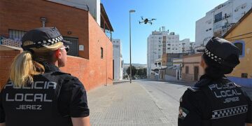 Agentes operando uno de los drones / FOTO: Ayto.