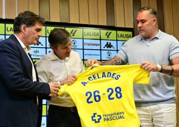 Contreras y Septien arropan a Celades en su presentación / FOTO: Eulogio García