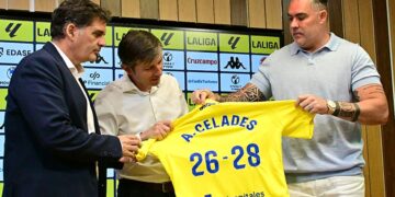 Contreras y Septien arropan a Celades en su presentación / FOTO: Eulogio García