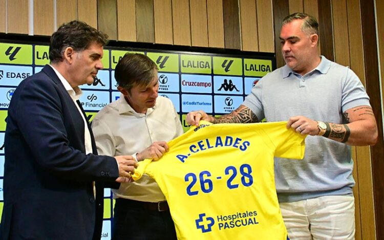 Contreras y Septien arropan a Celades en su presentación / FOTO: Eulogio García