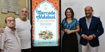 Presentando el cartel en el Ayuntamiento / FOTO: Eulogio García