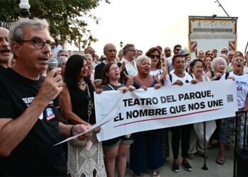 Lectura del manifiesto durante la concentración memorialista / FOTO: Eulogio García