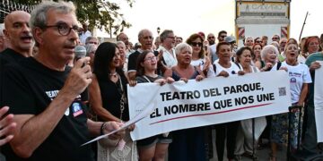 Lectura del manifiesto durante la concentración memorialista / FOTO: Eulogio García