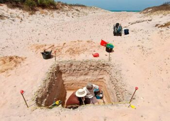 Una de las catas en plena playa durante la investigación / FOTO: Junta